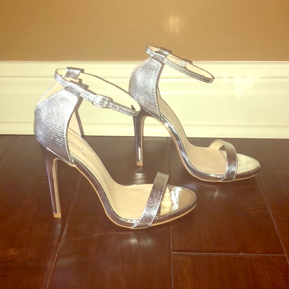 Annemie silver metallic lizard strap heels sz 6
